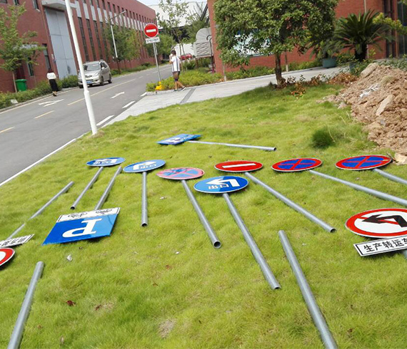 道路標(biāo)志牌